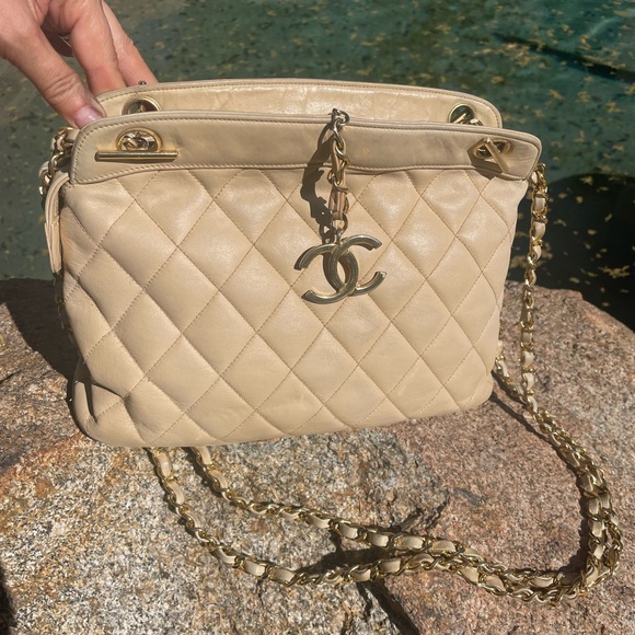 CHANEL Beige Quilted Shoulder Bag with Gold Chain - Picture 4 of 16